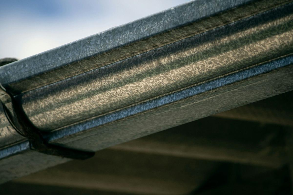 Halfronde metalen dakgoot van dichtbij