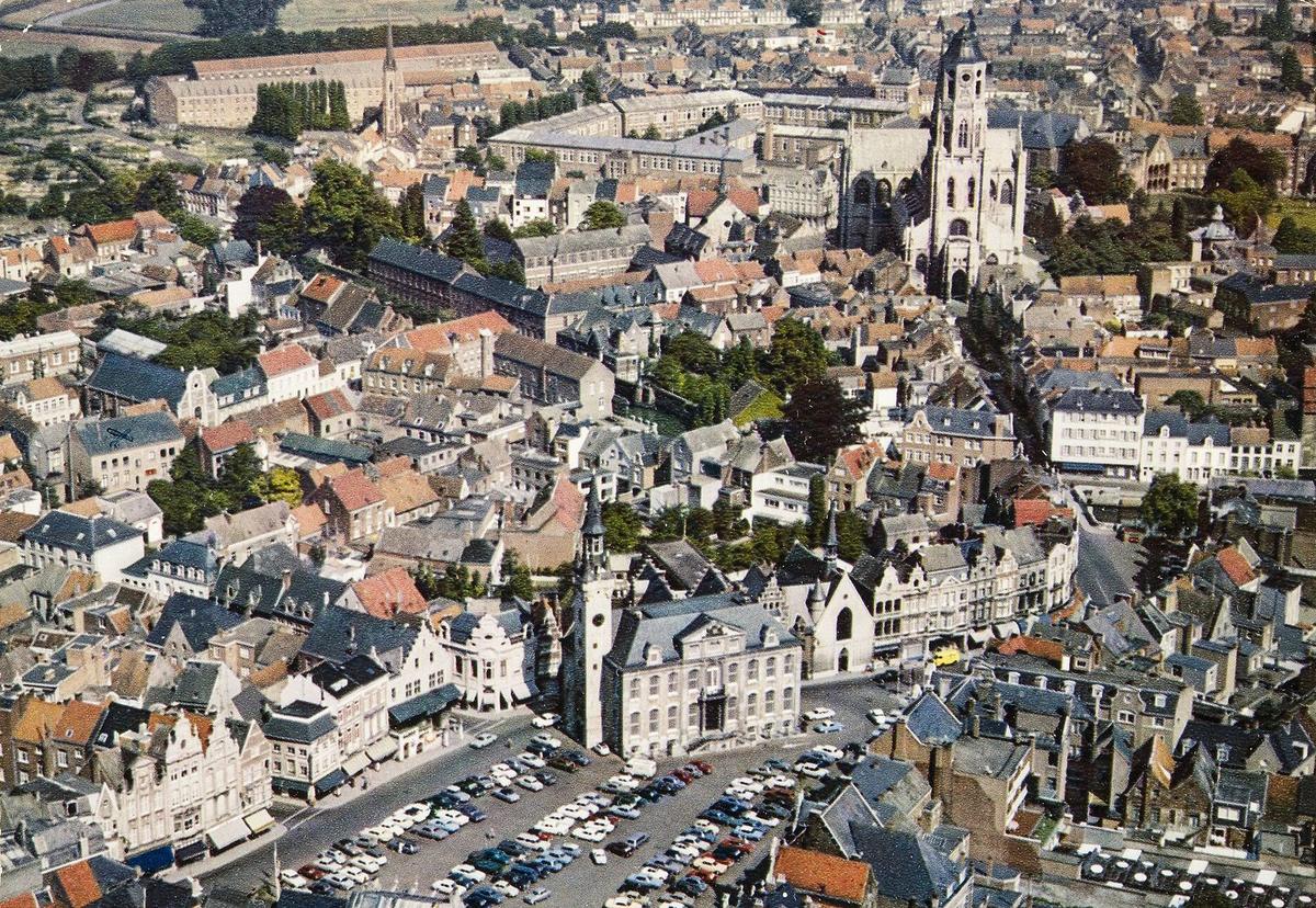 Oude kleurenpostkaart: luchtzicht op de daken van Lier met de Sint-Gummaruskerk en de Grote Markt